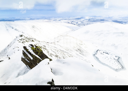 Wanderer in der Ferne nähert sich scharfe Kante auf dem Weg zum blencathra (Saddleback) im Lake District. Stockfoto