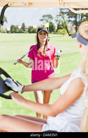 Frauen spielen Golf auf Kurs Stockfoto