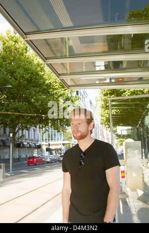 Man wartet auf Stadtbus Stockfoto