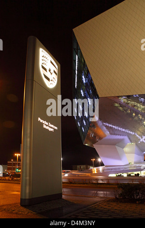 Das Porsche-Museum in der Nacht in Stuttgart, Deutschland. Stockfoto