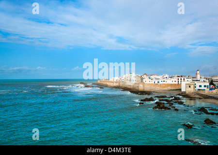 Wellen am felsigen Strand abwaschen Stockfoto