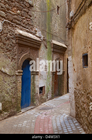 Gewölbte Türen im Dorf Gasse Stockfoto