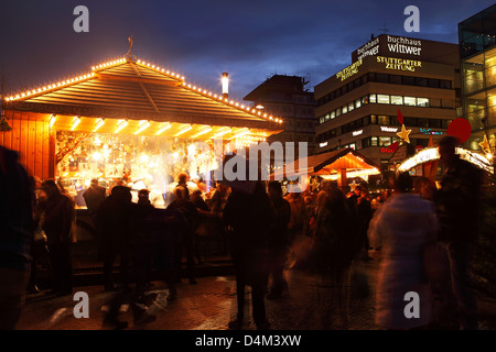 Menschen treffen sich zum saisonalen Speisen und trinken auf dem Weihnachtsmarkt (Stuttgarter Weihnachtsmarkt) in Stuttgart, Deutschland. Stockfoto