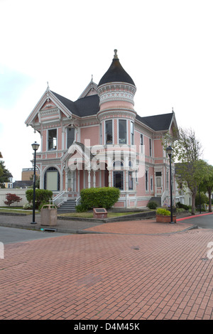 Altes viktorianisches Haus namens "Pink Lady" aus dem Jahre 1889 in Eureka, Kalifornien. Stockfoto