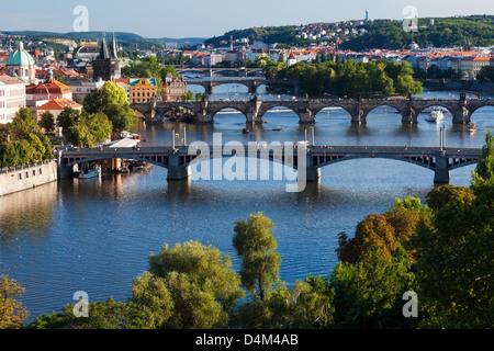 Blick auf Prag und Brücken über den Fluss Vltava (Moldau) Tschechien. Berühmte Karlsbrücke ist der zweite von unten. Stockfoto