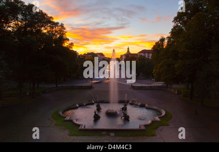 Reich verzierten Brunnen im Altstädter Ring in der Abenddämmerung Stockfoto