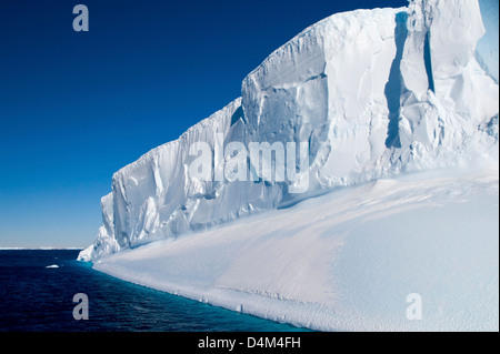 Eine tabellarische Eisbergs befindet sich in den Gewässern der Antarktis Sound nahe der antarktischen Halbinsel Stockfoto