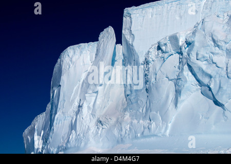 Eine tabellarische Eisbergs befindet sich in den Gewässern in der Nähe der antarktischen Halbinsel Stockfoto