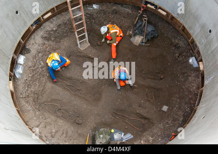 HANDOUT Bild: London, UK. 15. März 2013.   Entdeckung des Schwarzen Todes Gräberfeld aus dem 14. Jahrhundert durch führen Crossrail Archäologe Jay Carver.  Bildnachweis: Crossrail/Amer Ghazzal/Alamy Live News Stockfoto