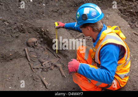 HANDOUT Bild: London, UK. 15. März 2013.   Entdeckung des Schwarzen Todes Gräberfeld aus dem 14. Jahrhundert durch führen Crossrail Archäologe Jay Carver.  Bildnachweis: Crossrail/Amer Ghazzal/Alamy Live News Stockfoto