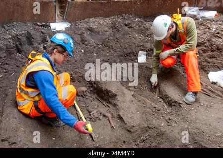 HANDOUT Bild: London, UK. 15. März 2013.   Entdeckung des Schwarzen Todes Gräberfeld aus dem 14. Jahrhundert durch führen Crossrail Archäologe Jay Carver.  Bildnachweis: Crossrail/Amer Ghazzal/Alamy Live News Stockfoto