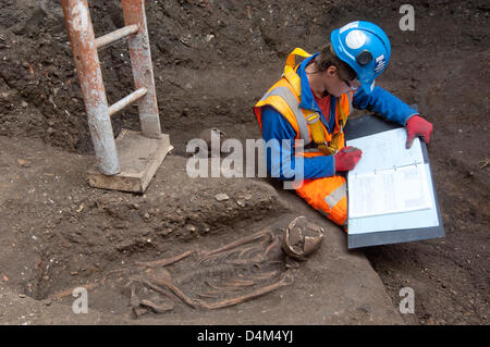 HANDOUT Bild: London, UK. 15. März 2013.   Entdeckung des Schwarzen Todes Gräberfeld aus dem 14. Jahrhundert durch führen Crossrail Archäologe Jay Carver.  Bildnachweis: Crossrail/Amer Ghazzal/Alamy Live News Stockfoto