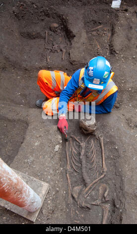 HANDOUT Bild: London, UK. 15. März 2013.   Entdeckung des Schwarzen Todes Gräberfeld aus dem 14. Jahrhundert durch führen Crossrail Archäologe Jay Carver.  Bildnachweis: Crossrail/Amer Ghazzal/Alamy Live News Stockfoto