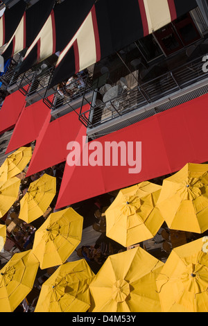 Rote Markise und gelbe Sonnenschirme vor einem Restaurant auf der South Street Seaport, Pier 17, New York Stockfoto