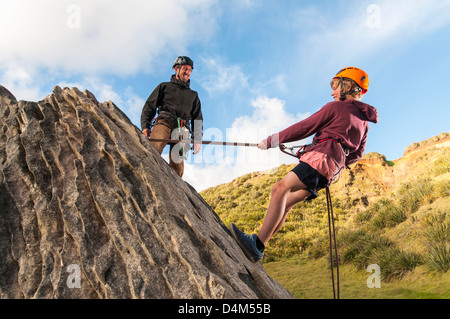 Menschen Abseilen im Klettern Lektion Stockfoto