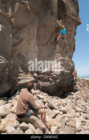 Kletterer, die Skalierung gezackten Felsen Stockfoto