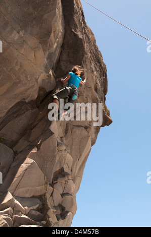 Kletterer, die Skalierung gezackten Felsen Stockfoto