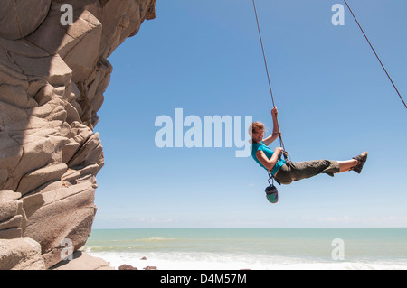 Kletterer Abseilen gezackten Felsen Stockfoto