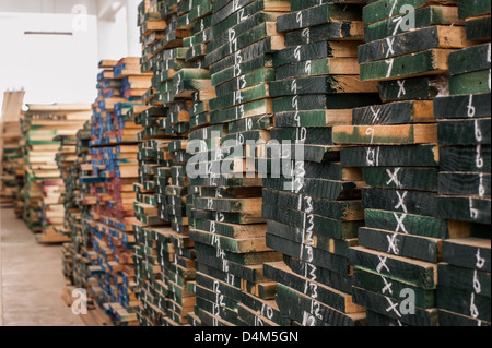 Haufen von Holz auf Lager Stockfoto