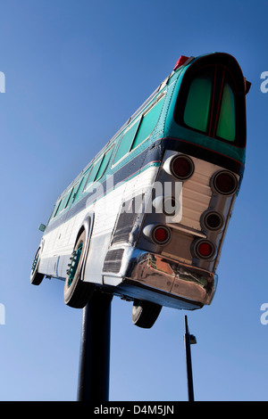 Eine Skulptur von einem Bus am Busbahnhof in Reno, Nevada, USA. Stockfoto