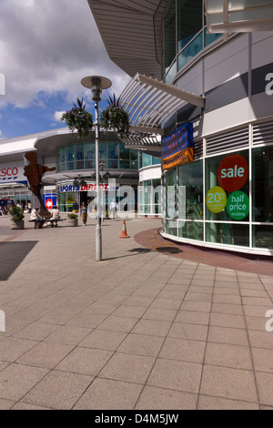 Gebogene Ladenfronten und Käufer in die Binsen Einkaufszentrum Loughborough, Leicestershire, England, UK Stockfoto