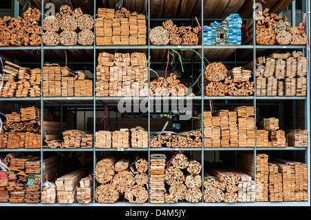 Haufen von Holz auf Lager Stockfoto