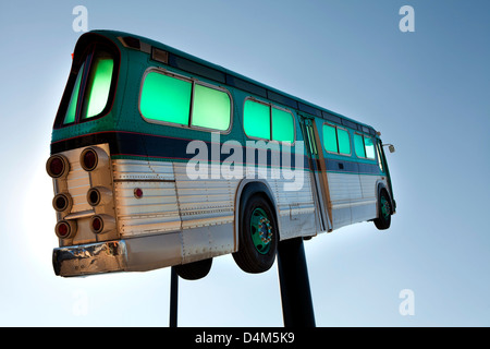 Eine Skulptur von einem Bus am Busbahnhof in Reno, Nevada, USA. Stockfoto