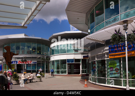 Gebogene Ladenfronten und Käufer in die Binsen Einkaufszentrum Loughborough, Leicestershire, England, UK Stockfoto