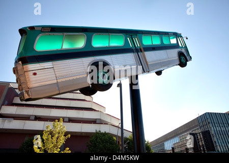 Eine Skulptur von einem Bus am Busbahnhof in Reno, Nevada, USA. Stockfoto