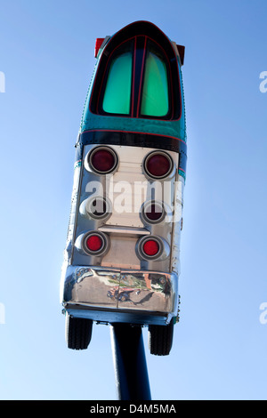 Eine Skulptur von einem Bus am Busbahnhof in Reno, Nevada, USA. Stockfoto