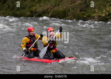 Swiftwater, Whitre Water & Flood Rescue Technician Kurs. Feuerwehrschüler an der Devil's Bridge in Kirby Lonsdale, England Freitag, 15. März 2013. Mitglieder des Kurses „Barrow-in-Furnace“ und „Kendal Swiftwater“ und „Flood Rescue Technician“. Feuerwehreinsatz mit Petzl-Schutzhelmen und Rescue 800 PFD-Trainingshilfe mit Aqua-Tek X480-Tauchanzug, die jährlich am Fluss Lune in Kirby Lonsdale, Cumbria, Großbritannien, an einem Flood & Swift Water Rescue 3 Training teilnehmen. Stockfoto