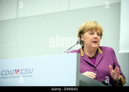 15. März, Berlin - Deutschland. Angela Merkel hält eine Rede auf der Jahrestagung der "Trilaterale Kommission" in der CDU-Raum im deutschen Parlament (BundesTag) mit der Präsenz der Europäischen Fraktionsvorsitzender, Jean-Claude Trichet und der stellvertretende Vorsitzende, Michael Fuchs. Credits: Kredit: Gonçalo Silva/Alamy Live-Nachrichten. Stockfoto