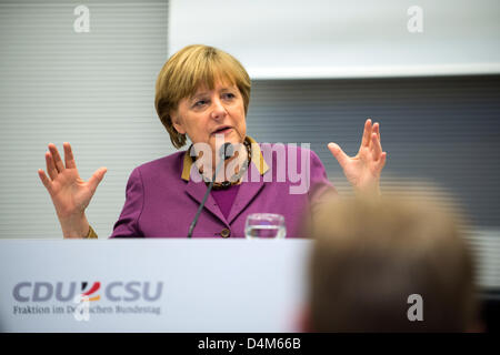 15. März, Berlin - Deutschland. Angela Merkel hält eine Rede auf der Jahrestagung der "Trilaterale Kommission" in der CDU-Raum im deutschen Parlament (BundesTag) mit der Präsenz der Europäischen Fraktionsvorsitzender, Jean-Claude Trichet und der stellvertretende Vorsitzende, Michael Fuchs. Credits: Kredit: Gonçalo Silva/Alamy Live-Nachrichten. Stockfoto