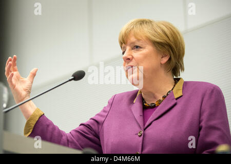 15. März, Berlin - Deutschland. Angela Merkel hält eine Rede auf der Jahrestagung der "Trilaterale Kommission" in der CDU-Raum im deutschen Parlament (BundesTag) mit der Präsenz der Europäischen Fraktionsvorsitzender, Jean-Claude Trichet und der stellvertretende Vorsitzende, Michael Fuchs. Credits: Kredit: Gonçalo Silva/Alamy Live-Nachrichten. Stockfoto