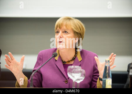 15. März, Berlin - Deutschland. Angela Merkel hält eine Rede auf der Jahrestagung der "Trilaterale Kommission" in der CDU-Raum im deutschen Parlament (BundesTag) mit der Präsenz der Europäischen Fraktionsvorsitzender, Jean-Claude Trichet und der stellvertretende Vorsitzende, Michael Fuchs. Credits: Kredit: Gonçalo Silva/Alamy Live-Nachrichten. Stockfoto