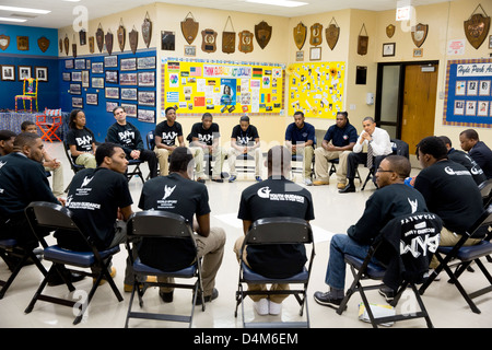 US-Präsident Barack Obama beteiligt sich an einem Becoming ein Mann Programm runder Tisch an der Hyde Park Karriere Akademie 15. Februar 2013 in Chicago, IL. Stockfoto