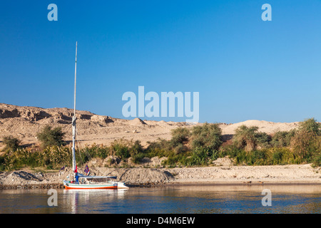 Felucca und Unterstützung Touristenboot vertäut am Ufer des Nils in der Nähe von Assuan. Stockfoto