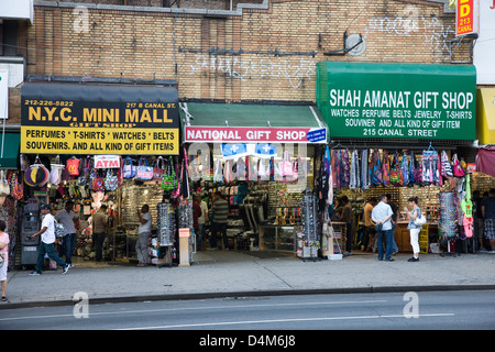 Souvenir-Shops einschließlich der NYC Mini Mall, nationale Geschenkeladen und Shah Amanat Geschenkeladen in Chinatown, New York Stockfoto