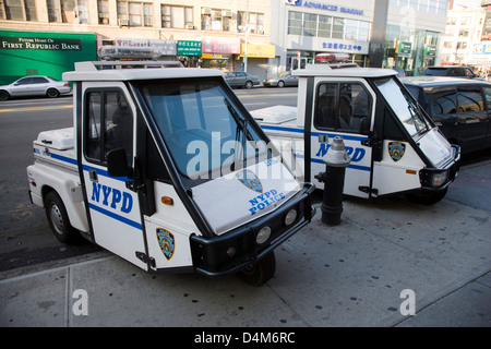 Winzige elektrische NYPD Polizei patrouillieren drei Rädern Autos geparkt in Chinatown, New York Stockfoto