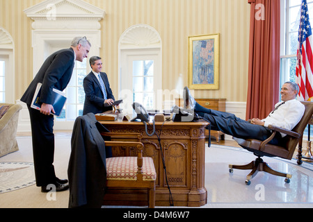 US-Präsident Barack Obama spricht mit Stabschef Denis McDonough und Miguel Rodriguez, Director of Legislative Affairs im Oval Office des weißen Hauses 25. Februar 2013 in Washington, DC. Stockfoto