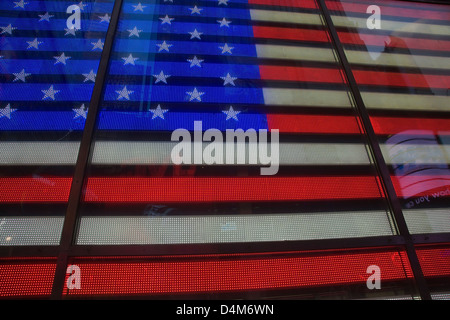 US flag die Sternen und Streifen auf eine Lichtreklame Neon LED unterzeichnen am Times Square, New York Stockfoto