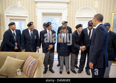 US Präsident Barack Obama begrüßt Veteranen des 2. Airborne Ranger-Schützenkompanie im Oval Office des weißen Hauses 27. Februar 2013 in Washington, DC. Stockfoto