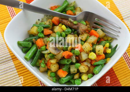 Schüssel mit gebratenem Gemüse Stockfoto