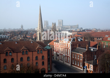 Blick vom Turm Cliffords mit York Minster in der Ferne, York, England UK Stockfoto