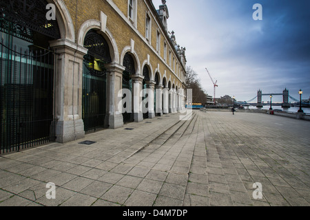 Old Fischmarkt Billingsgate London England mit Tower Bridge im Hintergrund Stockfoto