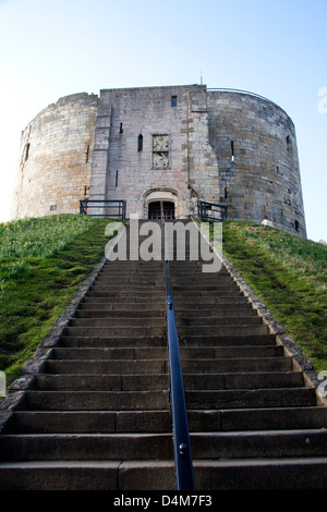 Stufen hinauf zum Eingang des Cliffords Tower - das halten des York Castle, York England UK Stockfoto