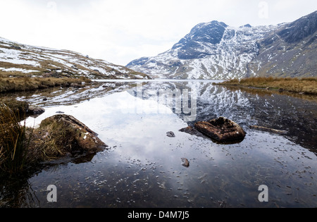 Tarn, Harrison scheut scheut und Pavey Arche, Great Langdale im Lake District. Stockfoto