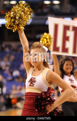 15. März 2013 - Greensboro, NC, USA - 14. März 2013: Boston College Eagles Cheerleader bei NCAA Basketball-Spiel zwischen dem Boston College Eagles und Miami (Fl) Hurricanes an der 2013 ACC Tournament in Greensboro Coliseum, Greensboro, NC. Stockfoto