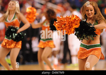 15. März 2013 - Greensboro, NC, USA - März 14, 2013:Miami (Fl) Hurrikane Cheerleader bei NCAA Basketball-Spiel zwischen dem Boston College Eagles und Miami (Fl) Hurricanes an der 2013 ACC Tournament in Greensboro Coliseum, Greensboro, NC. Stockfoto