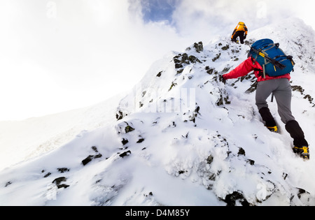 Zwei Bergsteiger, die scharfe Kante in Richtung Gipfel des Blencathra aufsteigend. Stockfoto